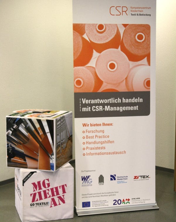 Veranstaltung CSR Kompetenzzentrum Textil & Niederrhein, Rollup mit MG zieht an W&uuml;rfel